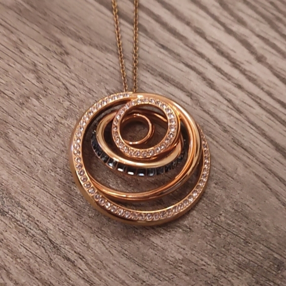Swarovski Dynamic 5 Circle Crystal Pendant Necklace ✨️ - Picture 5 of 8